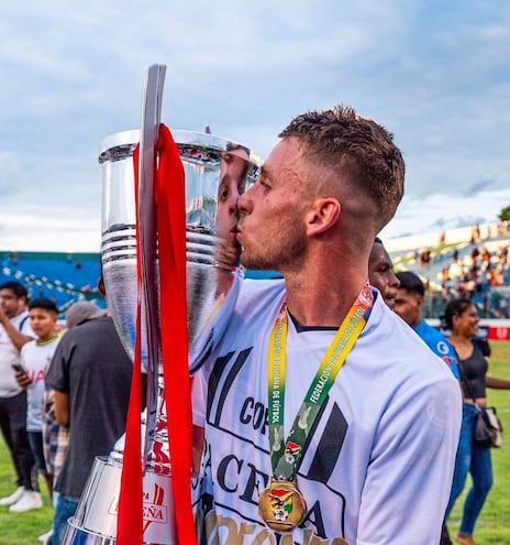 Felipe Pasadore besa el trofeo ganado en el primer semestre de 2024 con el San Antonio Bulo Bulo.