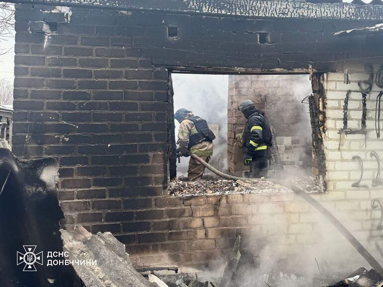 Bomberos ucranianos trabajan en el sitio de un bombardeo ruso en la región de Donetsk, el pasado domingo.