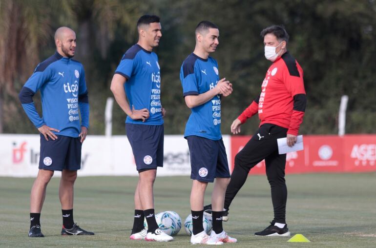 El seleccionador Eduardo Berizzo (d), durante el entrenamiento de esta mañana.