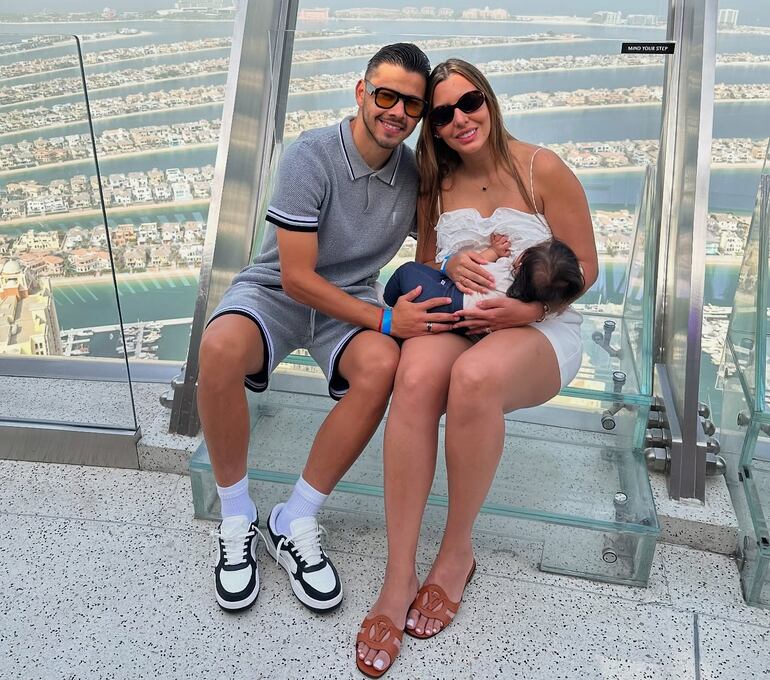 Óscar Romero y Jani González con Aitana Nicolle en brazos en The Palm Jumeirah Dubai.