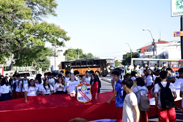 Alumnos del CNC cerraron la avenida  Eusebio Ayala en protesta por el proyecto "Hambre cero".