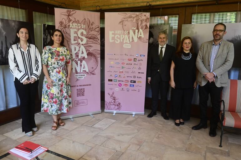 Marta Llueca, cónsul de España en Asunción; la Embajadora de España, Carmen Castiella Ruìz Velazco; Rafael Ruipérez, coordinador de la Agencia Española de Cooperación Internacional para el Desarrollo (AECID) en Paraguay; Laura Mesa, directora del Centro Cultural de España Juan de Salazar y el agregado comercial Arcadio Martínez presentaron la agenda "Aires de España".