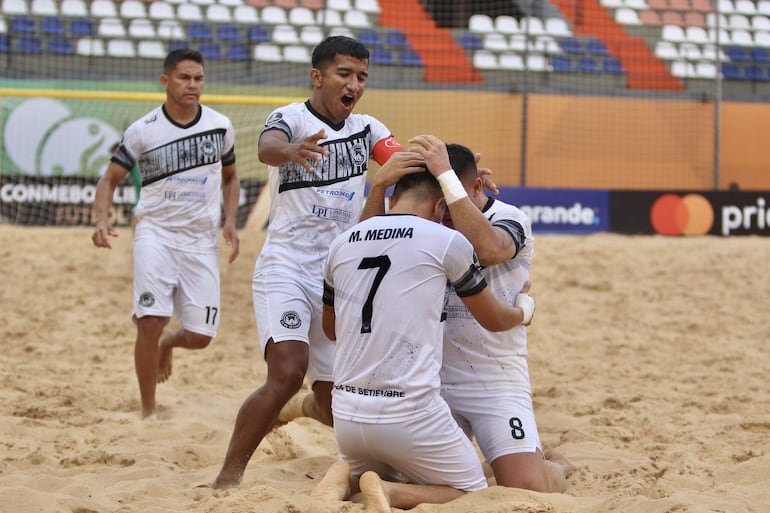 Celebración de los jugaores del 24 de Setiembre, que se recuperaron tras la derrota del lunes. Con la ajustada victoria de 5-4  contra los trasandinos del Camba Pizzero lograron el pase a cuartos de final.