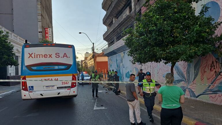 Un motociclista sufrió una fractura abierta durante una accidente grave ocurrido este Miércoles Santo en el microcentro.