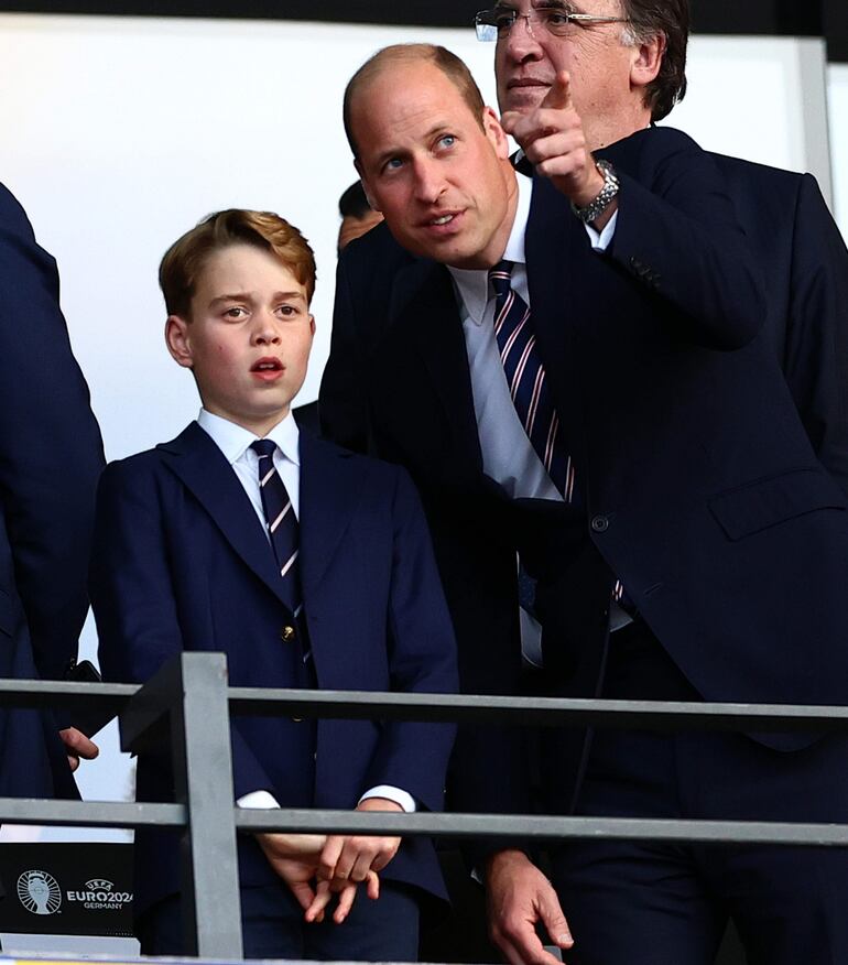 El príncipe William y su hijo George son fanáticos del fútbol. Acá los vemos juntos en un partido de la UEFA EURO 2024 en Berlín. (EFE/EPA/FILIP SINGER)
