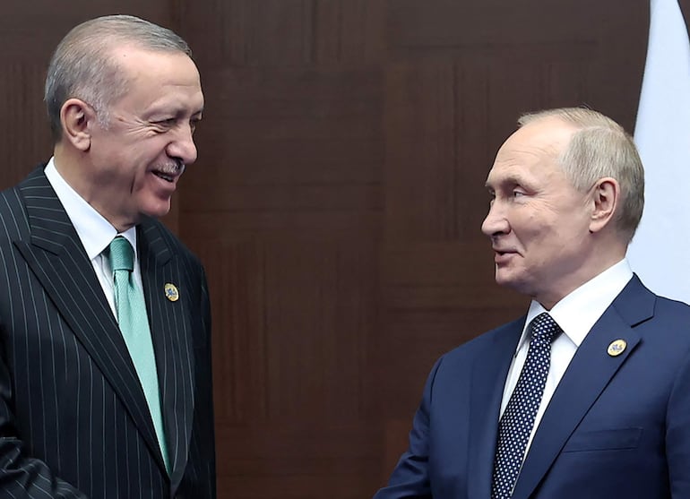 El presidente de Turquía, Recep Tayyip Erdogan (i) saluda al mandatario ruso, Vladimir Putin.