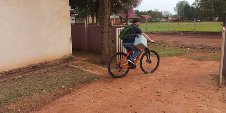 Fredy Paiva recorre con su bicicleta y acerca vacunas a los pobladores.