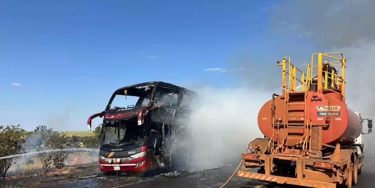 Bus paraguayo se incendió en Mato Grosso do Sul.