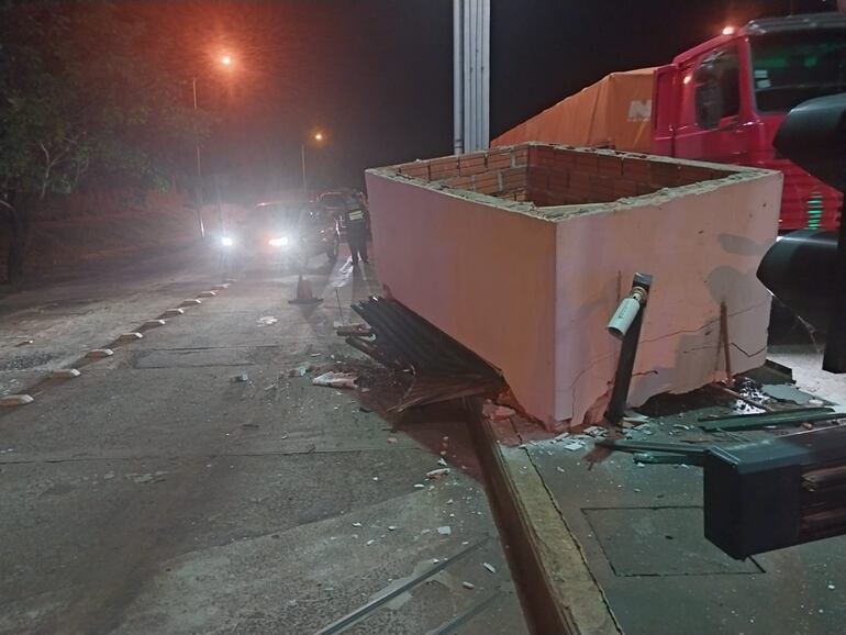 Video: Camión derriba caseta del peaje de la ruta PY06 en Santísima Trinidad