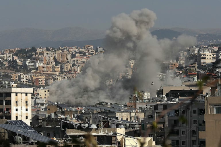 El humo se eleva desde el lugar de un ataque aéreo israelí que tuvo como objetivo el área de Haret Saida, junto a la ciudad de Sidón, en el sur del Líbano, el 27 de octubre de 2024, en medio de la guerra en curso entre Israel y Hezbolá.