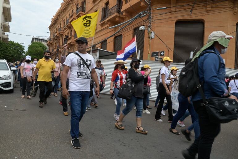 Docentes protestan por el microcentro.