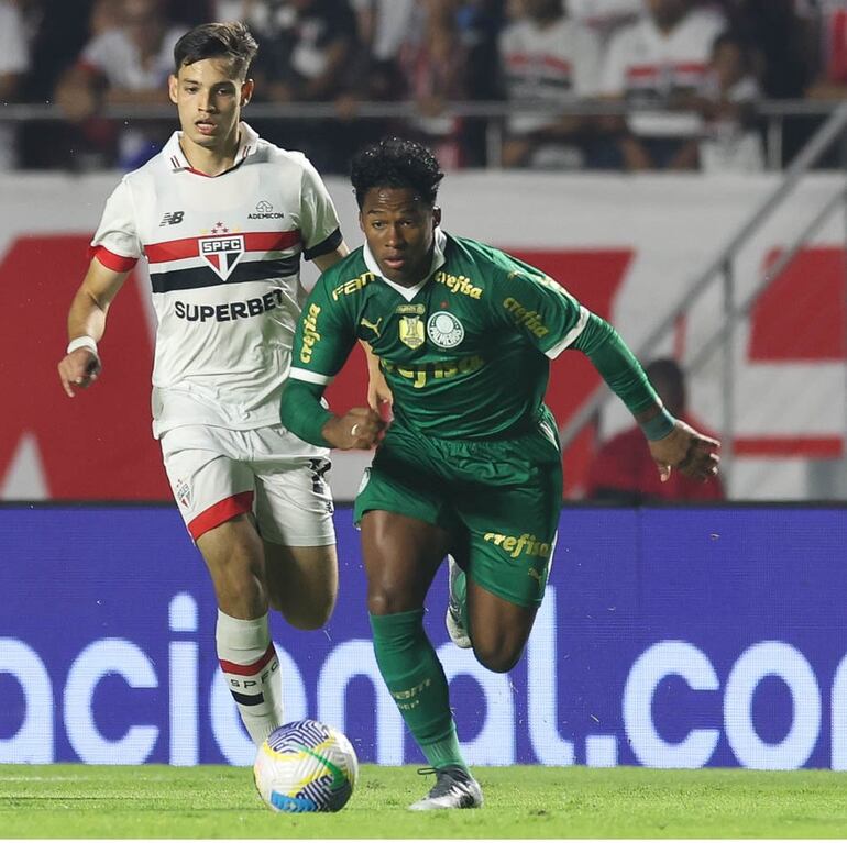 Damián Bobadilla, del Sao Paulo, y Endrick, del Palmeiras, en luch por la posesión del balón.