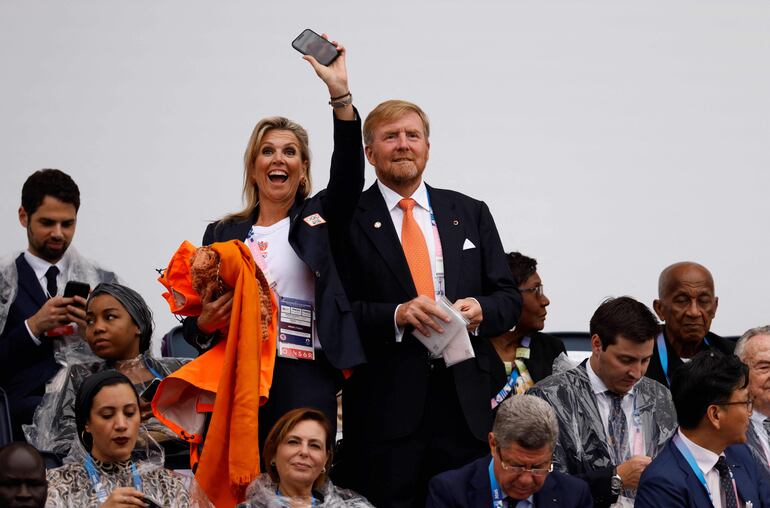 La reina Máxima de Holanda y el rey Guillermo de Holanda, felices en la inauguración de los Juegos Olímpicos París 2024. (Odd ANDERSEN / AFP)