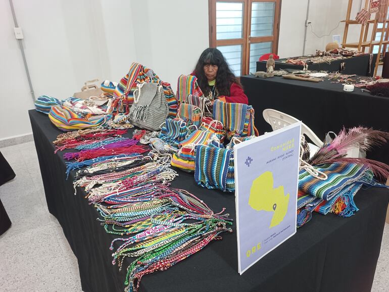 La comunidad Maká vende  artesanías  al Estado, a través del portal de contrataciones.  También participa en ferias.