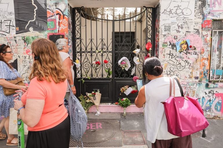 Fanáticos dejan flores, velas y otros objetos frente a la Maison Gainsbourg, el museo del cantante Serge Gainsbourg, en homenaje a su ex esposa Jane Birkin.