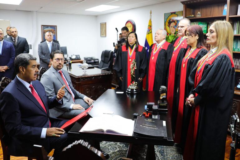 Imagen cedida por la presidencia de Venezuela en la que se observa al presidente Nicolás Maduro con los magistrados del Supremo, de línea oficialista.