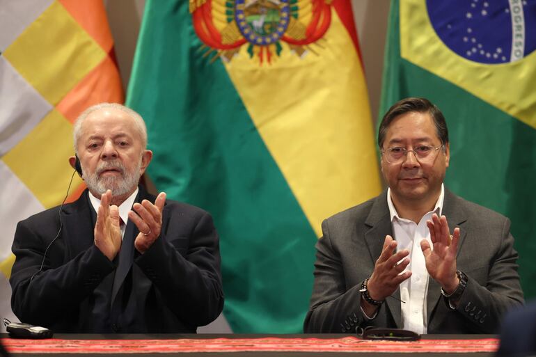 El presidente de Brasil, Luiz Inácio Lula da Silva (i), se reúne con su homólogo de Bolivia, Luis Arce, este martes en un hotel en Santa Cruz (Bolivia). 