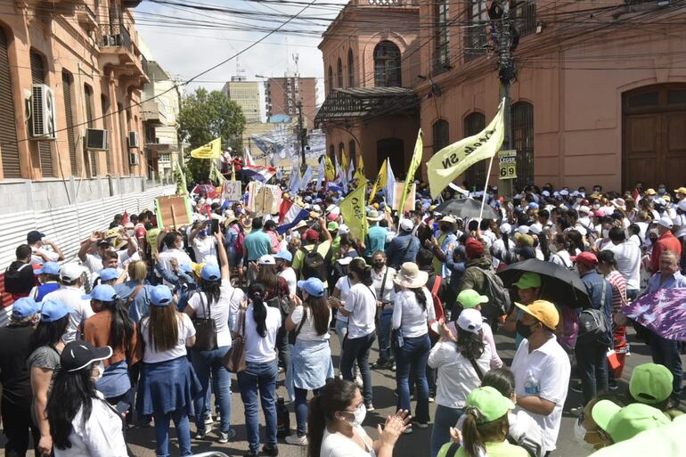 Manifestación frente al Ministerio de Economía y Finanzas.