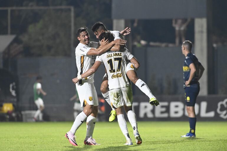 Alan Pereira y Walter González (i) llegan para celebrar con Adrián Alcaraz (17) el segundo gol de Guaraní, el que les permitió llevarse la victoria de Santísima Trinidad. Armando Ruíz Díaz lo sufre en el fondo.