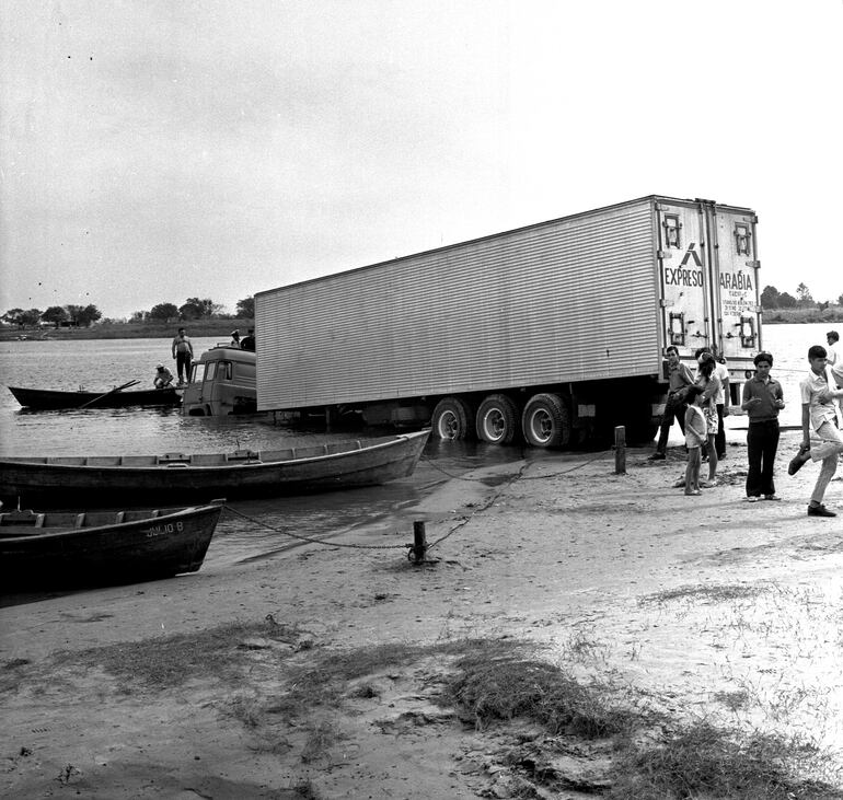 El camión de carga fue a parar al agua en un percance ocurrido en Itá Enramada en 1972.