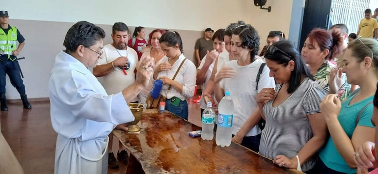 La bendición de agua, imágenes y otros objetos de piedad estuvo a cargo de sacerdotes y diáconos de la parroquia.