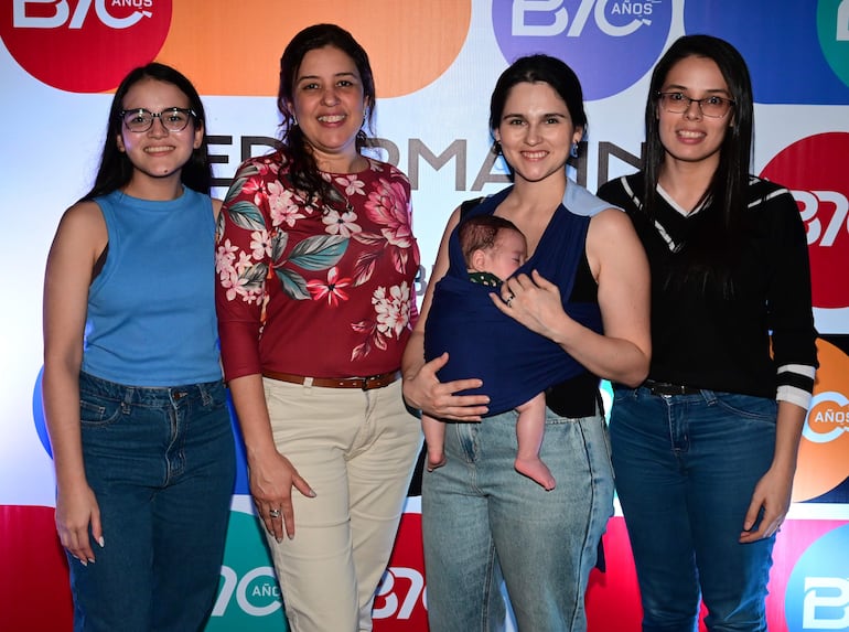 Ana Imaz, Maggie Noldin, Paz Delgadillo con el pequeño Enzo y Vanessa Miño. 