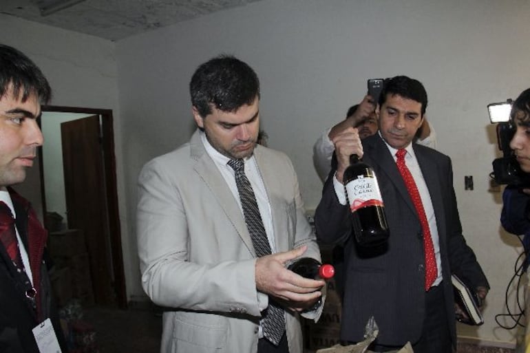 Fiscal Diego Zilverbarg verifica botellas de vino hurtados en otra causa.