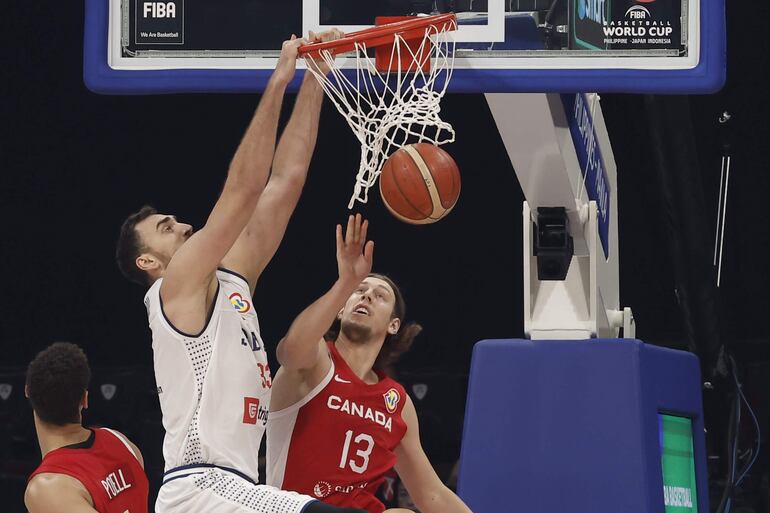 El pívot serbio Nikola Milutinov, aquí contra Canadá, será fundamental para el duelo contra Alemania. (EFE)