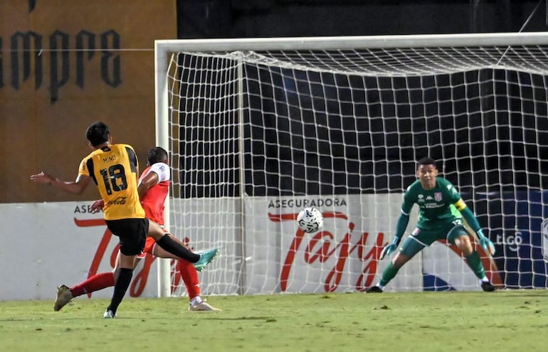 Remate de César Miño para el segundo gol de Guaraní ante General Caballero.