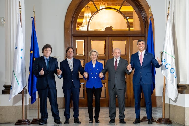 Los presidentes del Mercosur y de la Unión Europea. Javier Milei (Argentina), Luis Lacalle Pou (Uruguay), Úrsula von der Leyen (Comisión Europea), Lula da Silva (Brasil) y Santiago Peña (Paraguay). (gentileza, presidencia de Paraguay)