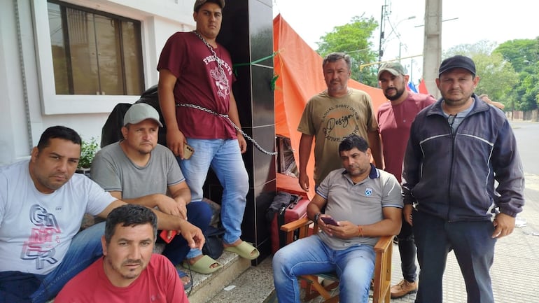 El grupo de nueve guardiacárceles que fueron despedidos luego de cinco años de servicio están apostados y en huelga de hambre hace 13 años en la entrada al Ministerio de Justicia.