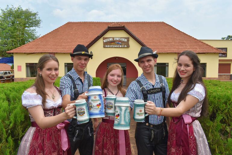 Los jóvenes descendientes de alemanes Liz Kappeler (20), Harold Eckelhart (16), Aracely Stock (20), Michael Eckelhart (18) y Leila Kappeler (15) con las tradicionales manijas chopperas de la nueva edición de la Choppfest.