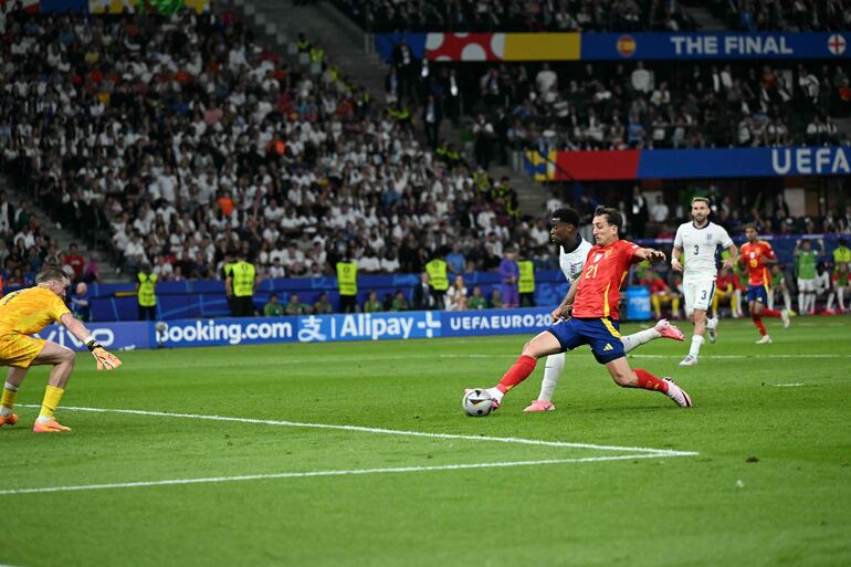 Spain's midfielder #21 Mikel Oyarzabal kicks the ball and scores his team's second goal against England's goalkeeper #01 Jordan Pickford during the UEFA Euro 2024 final football match between Spain and England at the Olympiastadion in Berlin on July 14, 2024. (Photo by INA FASSBENDER / AFP)