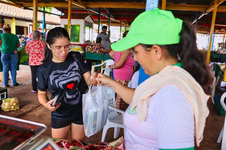 Los productores agrícolas frescos atrajeron a muchos compradores durante la Gran Feria Agrícola en el Mercado Municipal N° 2 de Luque.