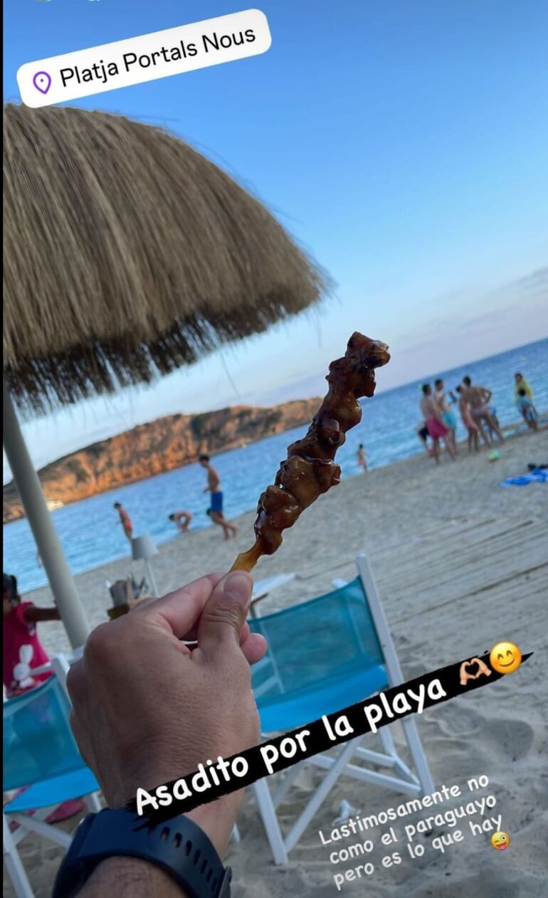 El León Guaraní con su asadito en la playa. (Captura de la historia de Instagram de Nelson Haedo Valdez)