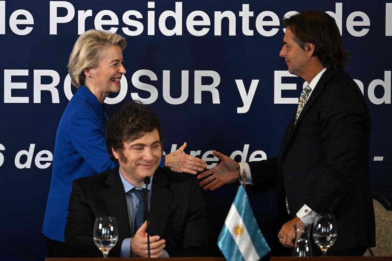 La presidenta de la Comisión Europea, Úrsula von der Leyen y el presidente de Uruguay, Luis Lacalle Pou. El mandatario argetino, Javier Milei (sentado).