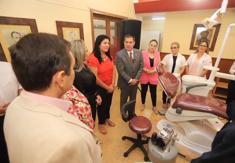 Del Pilar Medina (de rojo) junto a Horacio Cartes, en la ANR en horario laboral.