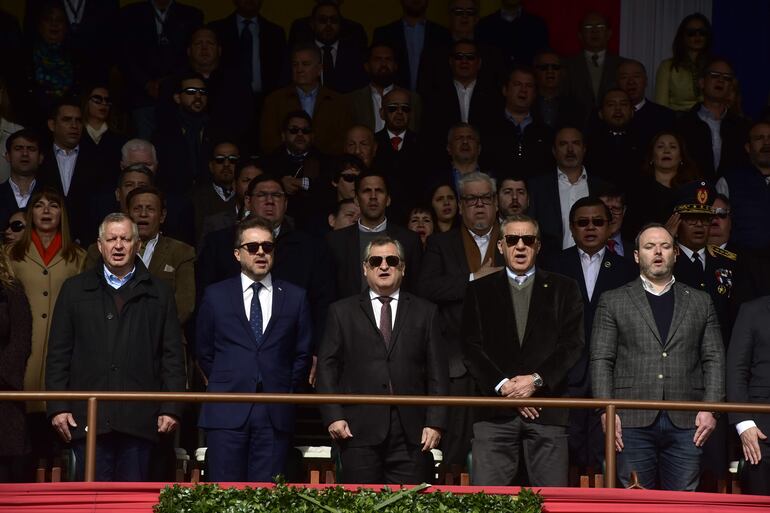 Primero desde la izquierda, el ministro de Agricultura y Ganadería, Ing. Santiago Bertoni, con el titular del MIC, Ing. Luis Castiglioni y otros, en el palco del Ruedo Central, en la inaguración oficial de la Expo 2023. Foto de Gustavo Machado