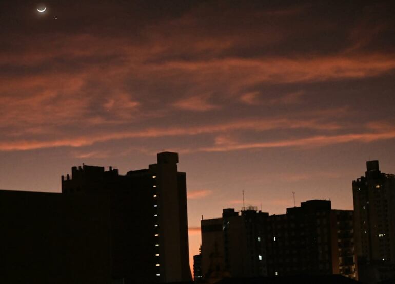 Vista de la luna en cuarto menguante en el cielo de Asunción, al amanecer.