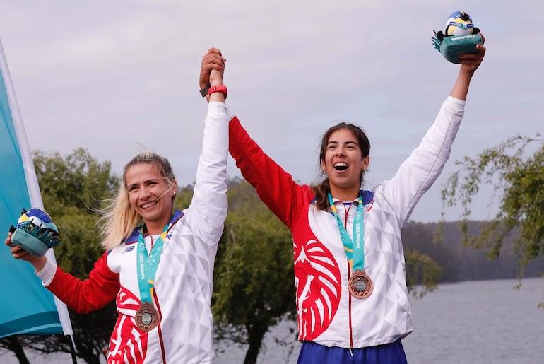 Festejo de Ale Alonso (27 años) y Nicole Martínez (19), ayer en el podio  que compartieron con EE.UU. (1º) y Canadá (2º).