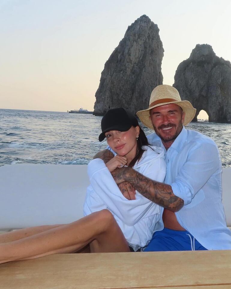 Victoria y David Beckham en el paradisiaco Mediterráneo. (Instagram/Victoria Beckham)