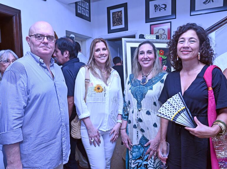 Carlos Asesio, Carla Guillén, Analía Guillén y Valeria Vázquez. 