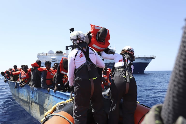 Imagen del rescate de 75 migrantes, entre ellos 40 menores y 13 mujeres, por parte del buque de Médicos Sin Fronteras 'Geo Barents' en aguas internacionales próximas a Libia. El barco fue autorizado a desembarcar en el lejano puerto de Nápoles, en un momento en el que se produce una nueva ola de llegadas a las costas italianas.