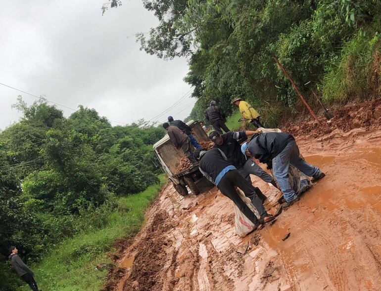 Pobladores de la compañía Caazapá piden pavimentación pétrea en el tramo que conecta con la ruta PY01.