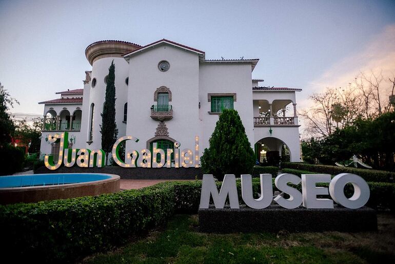 Fotográfica cedida por el Museo de Juan Gabriel de la casa del cantante Juan Gabriel en Ciudad Juárez (México). La casa del cantante mexicano Juan Gabriel, quien falleció en esta fecha hace ocho años, ha reabierto como un museo inmersivo en Ciudad Juárez, en la frontera con Estados Unidos, donde está la urna que contiene las cenizas del cantante.