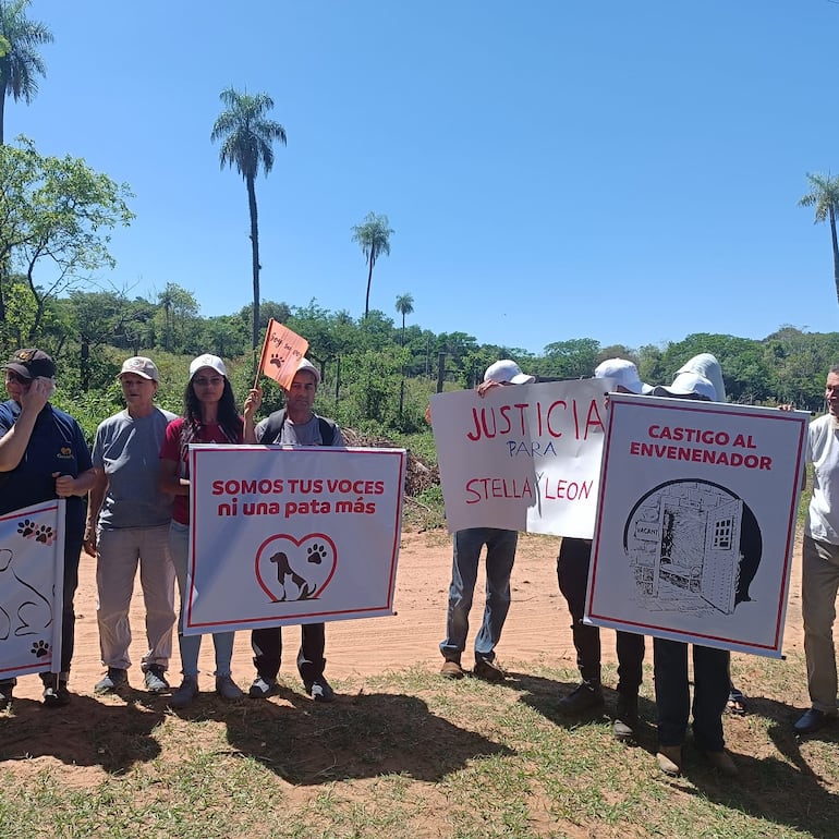 En San Bernardino exigen justicia por el envenenamiento de dos perritos.