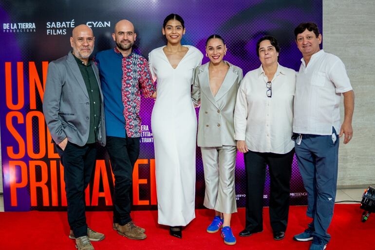 Ever Enciso, Joaquín Pedretti, Majo Cabrera, Salma Vera, Gabriela Sabaté y "Paletita" Romero en la presentación de la película "Una sola primavera" en Asunción.