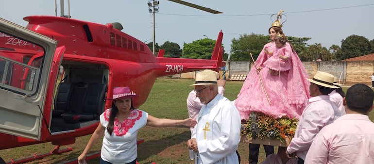 La Virgen del Rosario llegando al estadio Feliciano Cáceres.