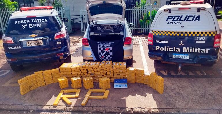 Cae carga de marihuana en Dourados, Brasil. Los paquetes tenían impresa la bandera paraguaya. (Gentileza de Adilson Domingos).