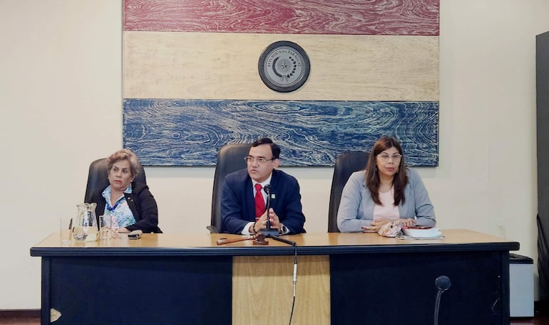 De izquierda a derecha: Laura Ocampo, Fabián Weisensee (presidente) y Cándida Fleitas, integrantes del Tribunal de Sentencia de la causa.